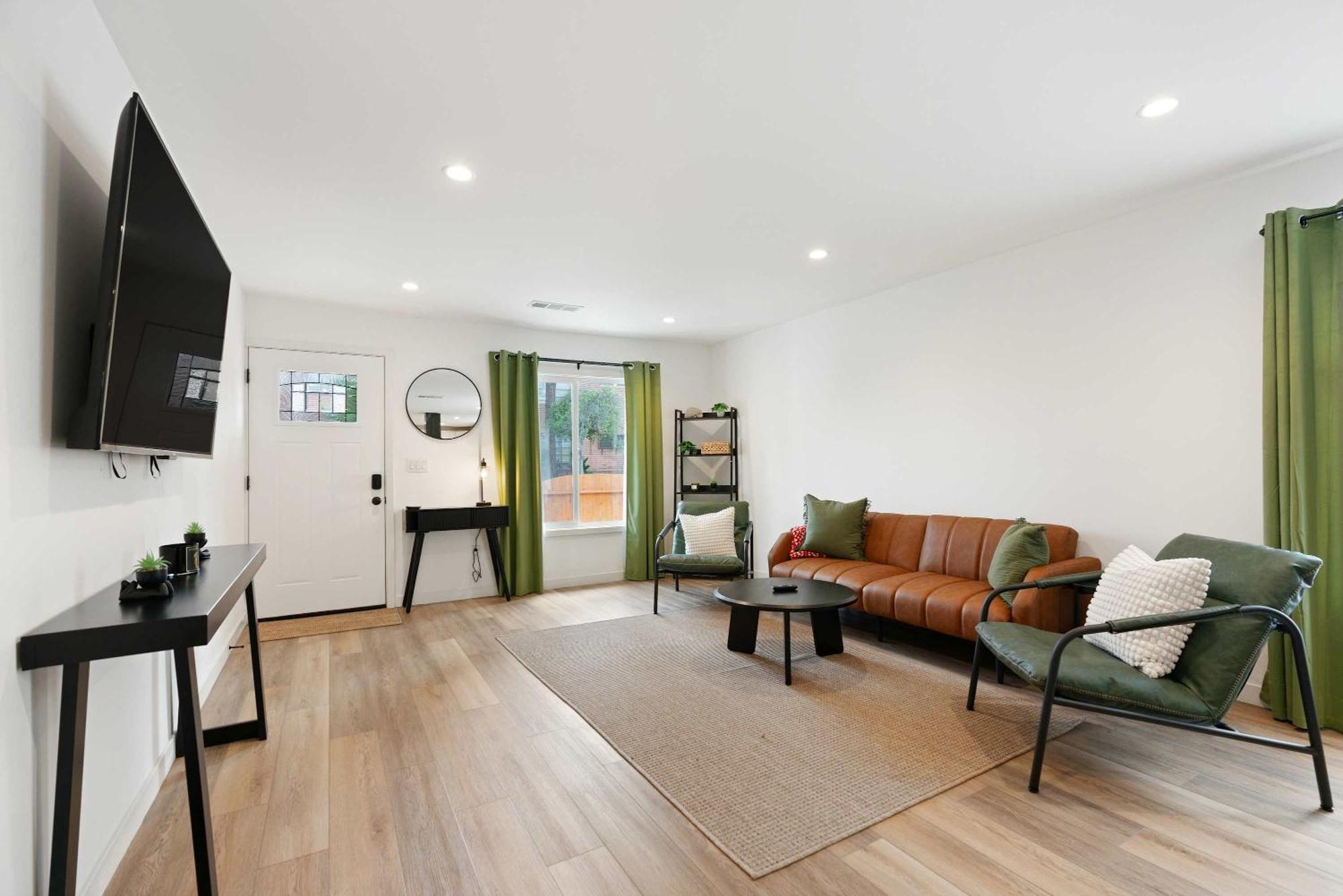 New Listing Midcity By Colby & Conrad * Los Angeles