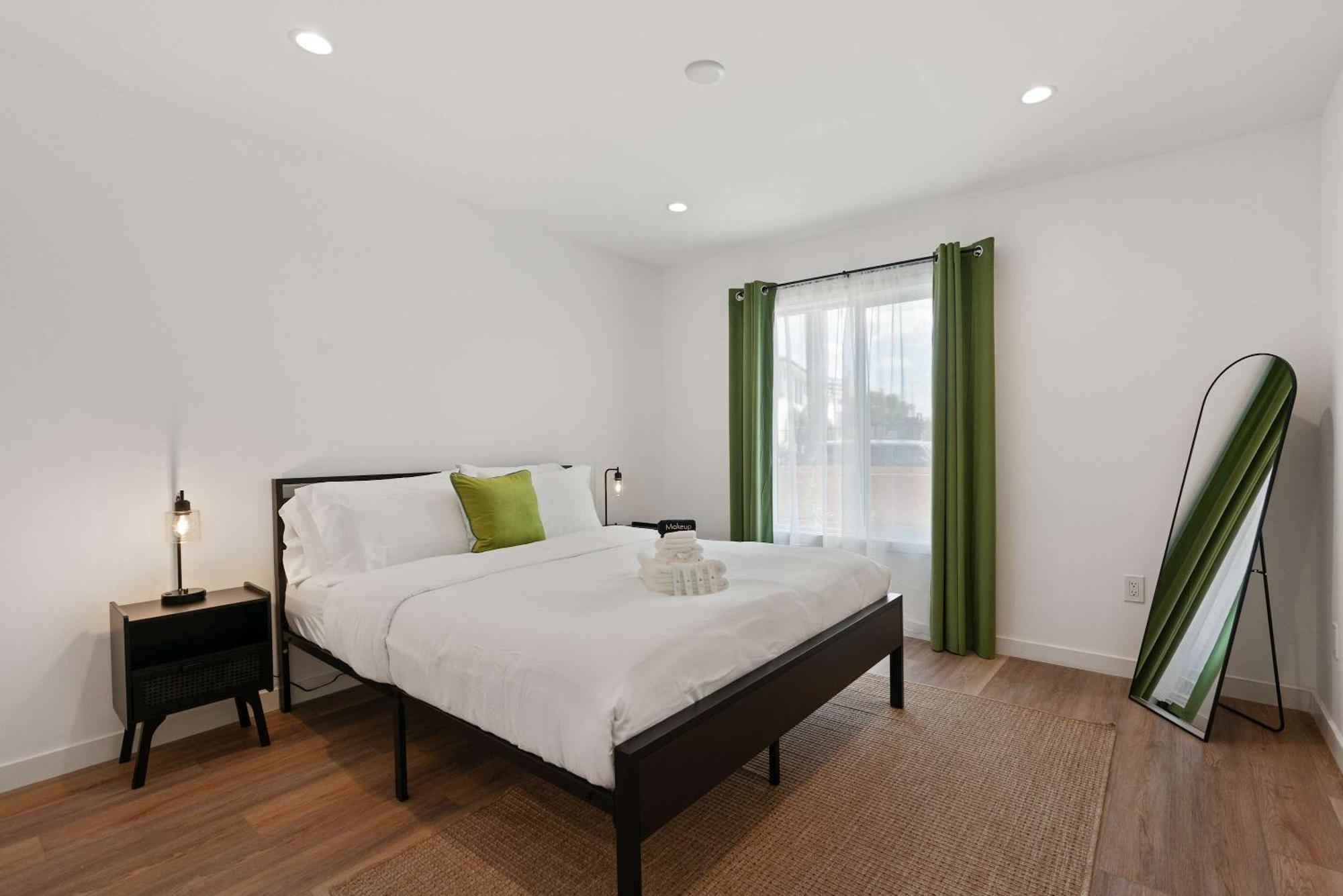 New Listing Midcity By Colby & Conrad Holiday home